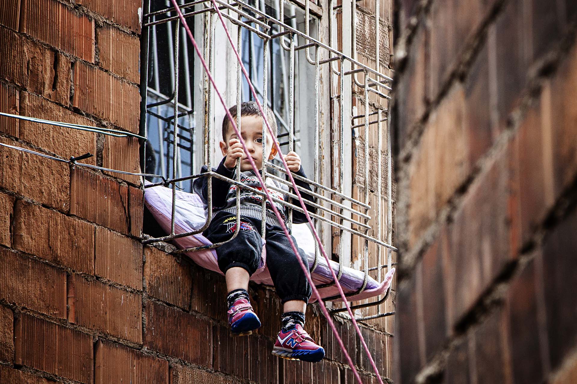 Un niño en el barrio de Sur en Diyarbakir, capital del Kurdistán turco.